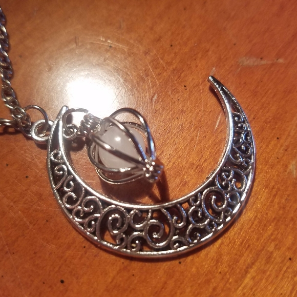 Glow in the dark moon necklace - Picture 5 of 6